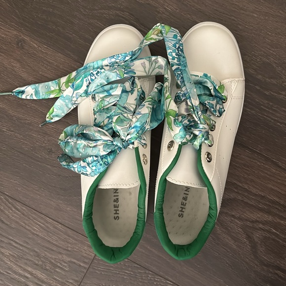 Shein white sneakers with printed laces - Picture 7 of 8